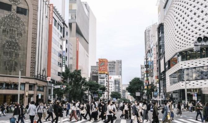 Des gens traversent une rue du quartier de Ginza à Tokyo le 21 mai 2022. (Photo, AFP)