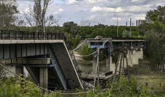 Un pont abattu qui relie la ville de Lysychans'k à la ville de Severodonetsk dans la région ukrainienne orientale du Donbass, le 88e jour de l'invasion russe de l'Ukraine. (Photo, AFP)