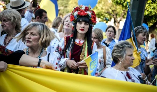 Des centaines de réfugiés ukrainiens ont manifesté dimanche à Athènes vêtus de chemises brodées traditionnelles, appelées «vychyvanka». (Photo, AFP)