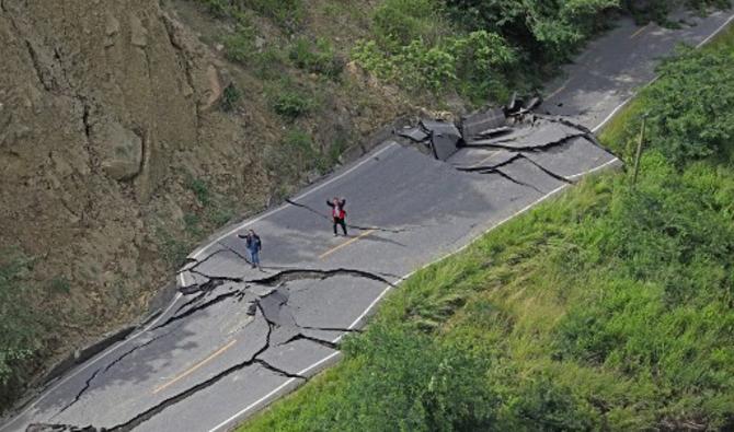Une route détruite par un tremblement de terre de magnitude 7,5 au Pérou, le 29 novembre 2021. (Photo, AFP)
