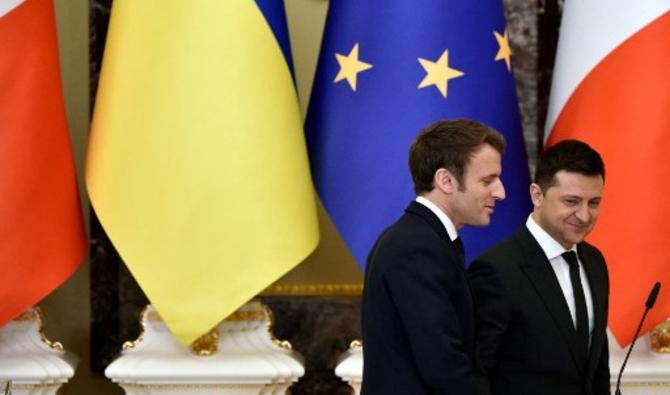 Le président ukrainien Volodymyr Zelensky et le président français Emmanuel Macron partent après une conférence de presse à l'issue de leur rencontre à Kiev, le 8 février 2022. (Photo, AFP)