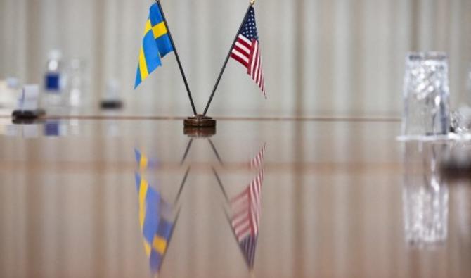 Le drapeau suédois et le drapeau américain alors que le secrétaire américain à la Défense, Lloyd Austin, reçoit son homologue suédois au Pentagone. (Photo, AFP)