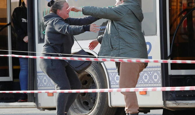 Valeria, employée de l'aciérie d'Azovstal, à droite, évacuée de Marioupol, embrasse sa sœur Aleksandra dans le village de Bezimenne, région de Donetsk, Ukraine, le 1er mai 2022. (Reuters)