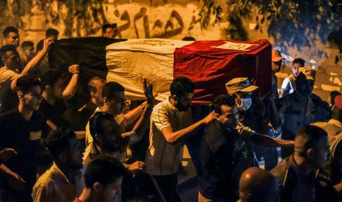 Des proches du défunt et des soldats portent le cercueil du conscrit égyptien Ahmed Mohamed Ahmed Ali, l'un des onze soldats tués lors d'une attaque revendiquée par Daech, dans la péninsule du Sinaï. (Photo, AFP)