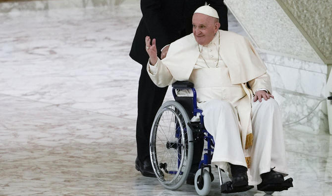 Le pape François arrive en fauteuil roulant pour assister à une audience avec des religieuses et des supérieurs religieux dans la salle Paul VI du Vatican, le 5 mai 2022. (Photo, AP)