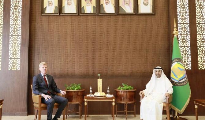 Hans Grundberg et le secrétaire général du CCG, le Dr Nayef Falah al-Hajraf, s’entretiennent à Riyad. (@GCCSG)