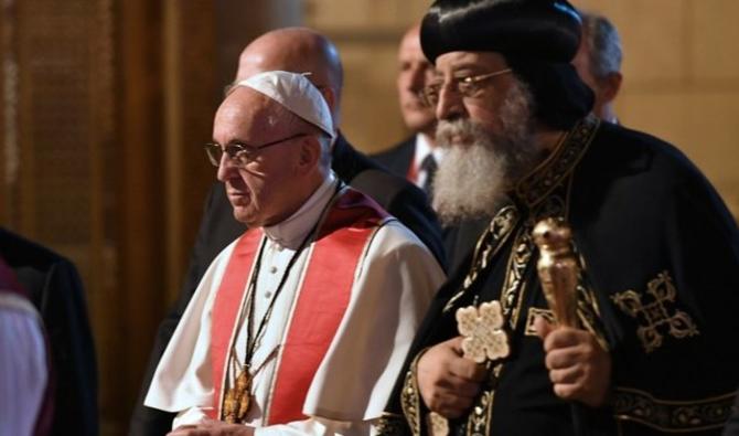 Le pape François et le pape Tawadros II visitant l'église Saint-Pierre et Saint-Paul, qui avait été la cible d'un attentat suicide à la bombe ayant provoqué la mort de 29 personnes, au Caire, en Égypte, le 28 avril 2017. (AFP)