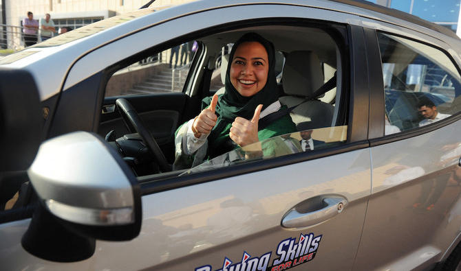 Une femme saoudienne pose pour une photo après avoir pris un cours de conduite à Djeddah. La décision historique de l’Arabie saoudite, en septembre 2017, d’autoriser les femmes à conduire, a été saluée dans le Royaume et à l’étranger. (Photo, AFP)