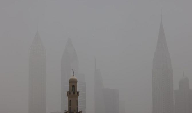 La ligne d'horizon de l'émirat du Golfe de Dubaï, avec une mosquée au premier plan, lors d'une forte tempête de sable, le 18 mai 2022. (Photo, AFP)