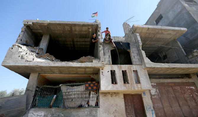 Des Palestiniens reconstruisent leur maison détruite par les frappes israéliennes lors des affrontements entre Israël et le Hamas en mai dernier, à Khan Younès, dans le sud de la bande de Gaza, le 26 septembre 2021. (Reuters)