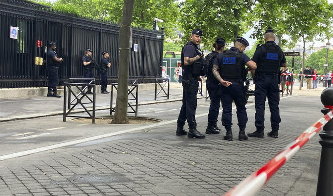 Des policiers sécurisent l'entrée de l'ambassade du Qatar à Paris le 23 mai 2022 après la mort d'un gardien. (AP)