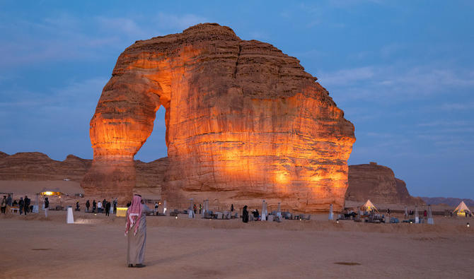 Elephant Rock, avec un éclairage approprié, au cours du Winter at Tantora Festival, à AlUla, en Arabie saoudite. (Shutterstock)