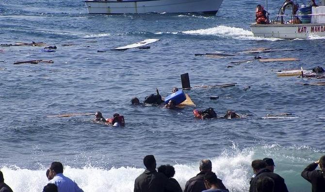 Des migrants, tentant d'atteindre la Grèce, s'accrochent à l'épave d'un voilier, près de la côte de l'île sud-est de Rhodes, le 20 avril 2015. (Reuters)