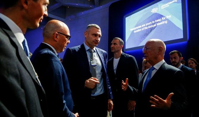 Le prince Alois du Liechtenstein; le Premier ministre du Liechtenstein, Daniel Risch, Vitali Klitschko; Wladimir Klitschko et Klaus Schwab lors de la cérémonie d’ouverture du WEF à Davos, en Suisse, le 23 mai 2022. (Reuters)