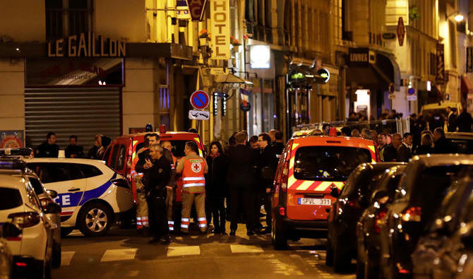 Des policiers, des pompiers et des membres des services d'urgence se tiennent dans une rue bloquée du centre de Paris après qu'une personne a été tuée par un homme armé d'un couteau en 2018. (Fichier/AFP)