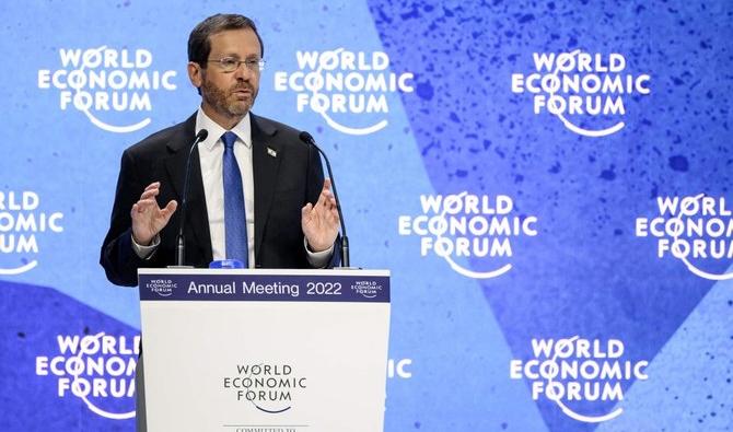 Le président israélien Isaac Herzog s’adressant à l’assemblée lors du Forum économique mondial (WEF) annuel à Davos, le 25 mai 2022. (AFP)