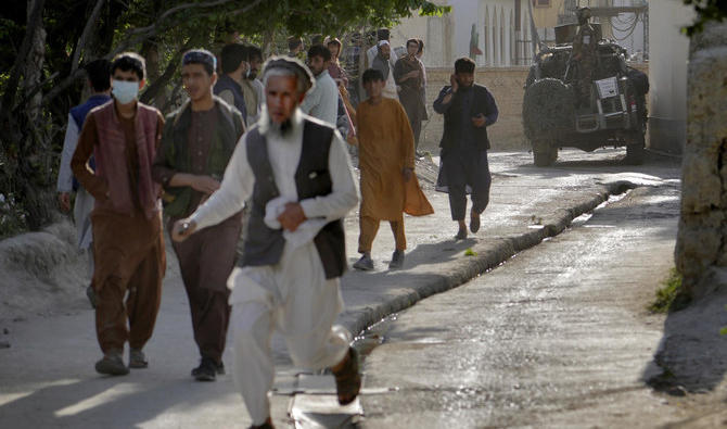 A Kaboul, un attentat à la bombe a visé dans la soirée une mosquée, tuant au moins deux personnes et en blessant dix autres. (AP)