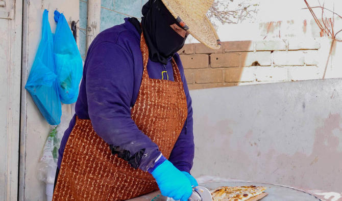 La boutique rurale d'Asir propose du pain traditionnel fraîchement sorti du four