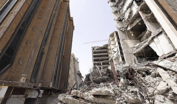Le 23 mai, l'immeuble Metropol de 10 étages, en construction à Abadan, l'une des principales villes de la province du Khouzestan, s'est partiellement écroulé au coeur d'une rue très fréquentée. (Photo, AP)