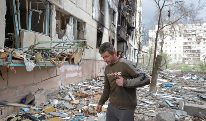 Un homme marche sur les débris d'un immeuble résidentiel endommagé par une frappe militaire, alors que l'attaque de la Russie contre l'Ukraine se poursuit, à Severodonetsk, dans la région de Lougansk, en Ukraine, le 16 avril 2022. (Reuters)