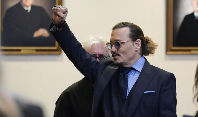 L'acteur Johnny Depp fait signe aux spectateurs devant le tribunal après avoir clôturé les plaidoiries au palais de justice du comté de Fairfax à Fairfax, en Virginie, le 27 mai 2022. (Photo, AFP)