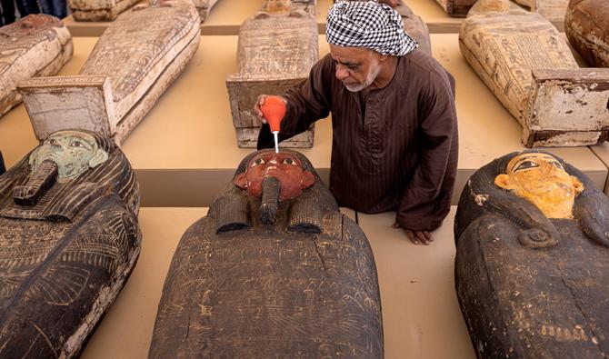 L'Egypte a dévoilé la découverte d'une cache renfermant 250 sarcophages et 150 statues de bronze dans la nécropole de Saqqara au sud du Caire. (Photo, AFP)