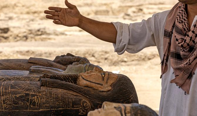 L'Egypte a dévoilé la découverte d'une cache renfermant 250 sarcophages et 150 statues de bronze dans la nécropole de Saqqara au sud du Caire. (Photo, AFP)