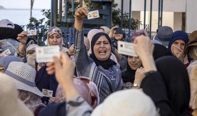 Mardi matin, des dizaines de femmes se sont rassemblées près du point de passage frontalier marocain de Fnideq pour protester contre la décision de Madrid. (Photo, AFP)