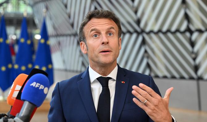 Le président français Emmanuel Macron s'entretient avec les médias à l'issue d'une réunion spéciale du Conseil européen au bâtiment du Conseil européen à Bruxelles, le 31 mai 2022. (Photo, AFP)