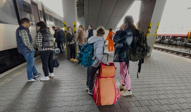 Comme il est interdit aux hommes de moins de 60 ans, en âge de combattre, de quitter le pays, l'immense majorité des réfugiés rentrants sont des femmes et des enfants. (Photo, AFP)