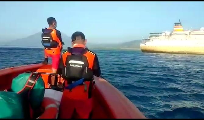 Des sauveteurs indonésiens tentent de remorquer le navire KM Sirimau transportant plus de 800 personnes, qui s'est échoué au large des côtes du pays. (Photo, AFP)