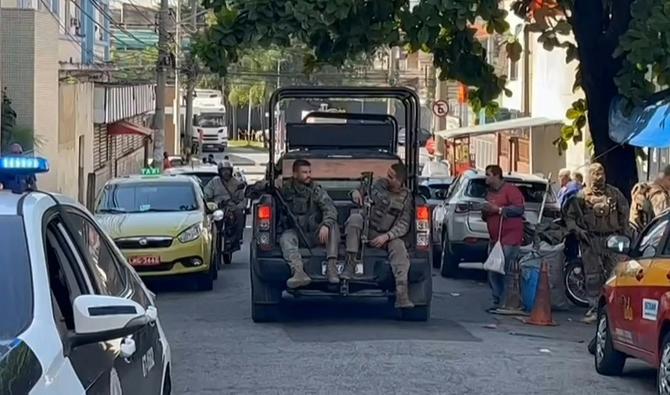 La police patrouille devant un hôpital après une descente dans une favela de Rio de Janeiro. (Photo, AFP)