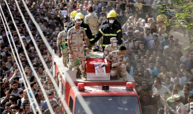 Des personnes en deuil et des soldats assistent aux funérailles d’un officier égyptien qui a été tué lors d’une attaque armée dans la péninsule égyptienne du Sinaï le 7 mai 2022. (Reuters)