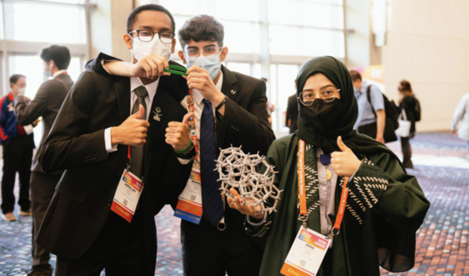 Dans le cadre de leur participation à l’édition 2022 de la Regeneron International Science and Engineering Fair, les étudiants saoudiens ont installé des affiches de projet au sein de l’exposition, participé à des ateliers de préparation des tournées d’arbitrage et formé l’étudiante saoudienne qui a remporté les Broadcom Masters. (Photo fournie)