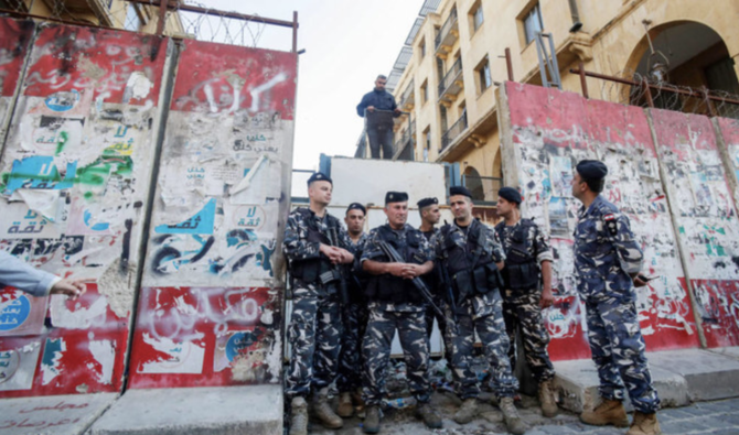 La police libanaise monte la garde après que des sections de la barrière en béton ont été retirées à l'entrée du Parlement libanais à Beyrouth, lundi (Photo, AFP).