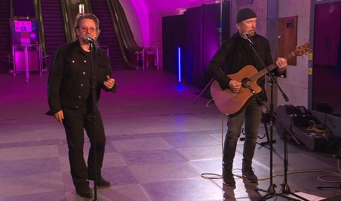 Le chanteur de U2 Bono et son guitariste donnent un concert dans le métro de Kiev, en Ukraine. (Photo, AFP)