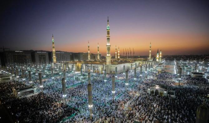Des fidèles accomplissant la prière de l’Aïd à la Mosquée du Prophète à Médine. (@wmngovsa)