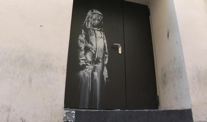 Sur une porte du Bataclan, l'œuvre de Banksy rendait hommage depuis 2018 aux victimes des attentats du 13-Novembre à Paris. (Photo, AFP)