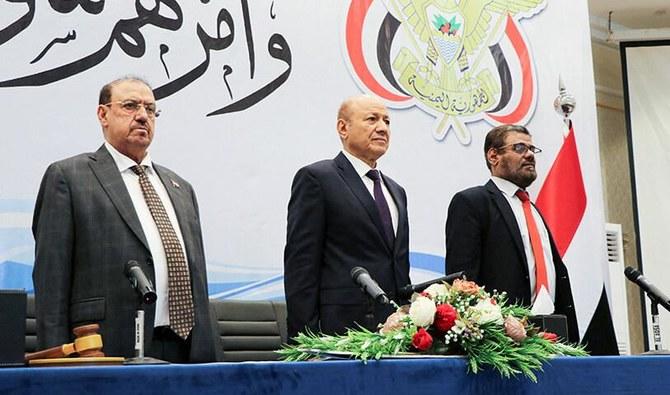Le chef du Conseil présidentiel yéménite, Rachad al-Alimi, au centre, lors d'une session parlementaire. (Reuters)