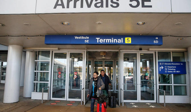 Des voyageurs arrivent au terminal international de l’aéroport O’Hare à Chicago, Illinois. (Photo, AFP)