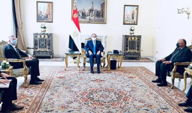 Le président Abdel Fattah al-Sissi rencontrant le ministre letton des Affaires étrangères, Edgars Rinkevics, en présence du ministre égyptien des Affaires étrangères. (Porte-parole de la présidence égyptienne)