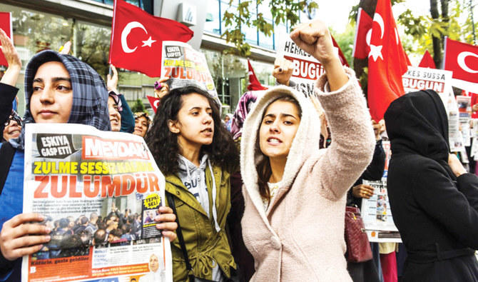 Des gens manifestent devant le journal Bugun et la chaîne de télévision Kanalturk à Istanbul lors d'un rassemblement contre la répression du gouvernement turc contre les médias en 2019. (Photo, AFP)