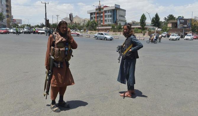 Un combattant taliban monte la garde le long d'une route à Kaboul, le 18 juin 2022. (Photo, AFP)