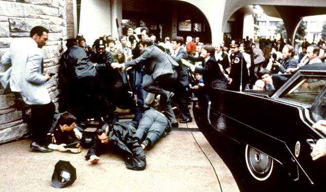 Des agents de la police et des services secrets lors de la tentative d'assassinat contre le président américain Ronald Reagan, après une conférence devant l'hôtel Hilton à Washington , le 30 mars 1981. (Photo, Archives, AFP)