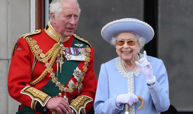 La reine Elizabeth II se tient aux côtés du prince Charles, pour assister à un défilé aérien depuis le balcon du palais de Buckingham, à Londres le 2 juin 2022. (Photo, AFP)