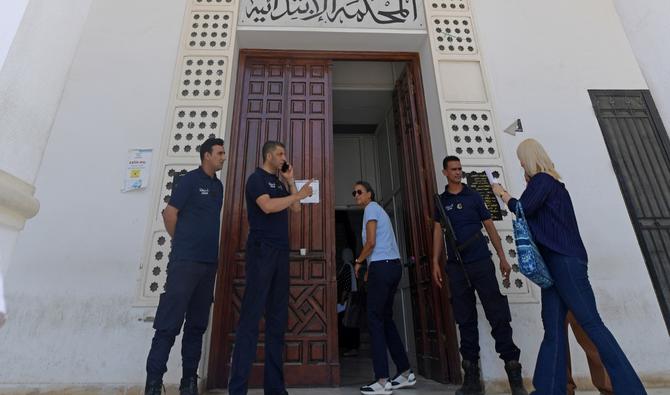 Des policiers se tiennent à l'entrée du tribunal de l'Ariana près de Tunis, la capitale tunisienne, le 6 juin 2022. (Photo, AFP)