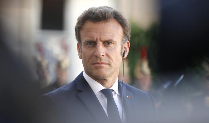 Le président français Emmanuel Macron salue le Premier ministre tchèque (invisible) avant une réunion au palais présidentiel de l'Elysée à Paris, le 7 juin 2022. (Photo, AFP)