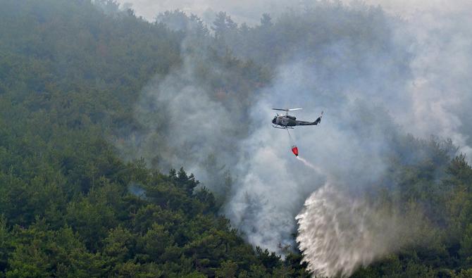 Des hélicoptères de l'armée libanaise, des bénévoles et des pompiers ont été dépêchés mardi soir pour venir à bout de l'incendie, survenu dans la région de Dinniyeh dans le nord du Liban. (Photo, AFP)