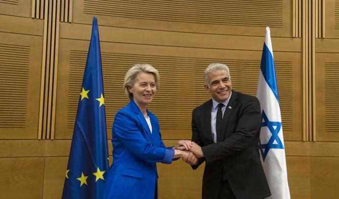 La présidente de la Commission européenne Ursula von der Leyen et le chef de la diplomatie israélienne Yaïr Lapid avant leur réunion à la Knesset (Parlement) à Jérusalem, le 13 juin 2022. (Photo, AFP)