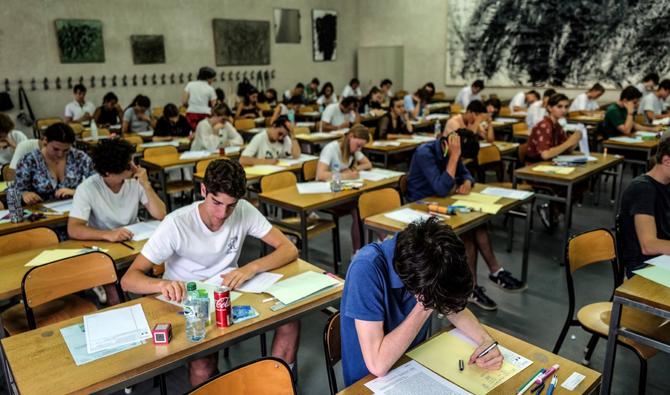 Les élèves commencent l'épreuve de philosophie dans le cadre des examens du baccalauréat au lycée Sainte-Marie Les Maristes à Lyon, dans le centre-est de la France, le 15 juin 2022. (Photo, AFP)